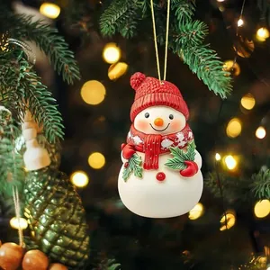 Festlicher Schneemann-Anhänger im Detail an einem glitzernden Weihnachtsbaum mit warmem Licht