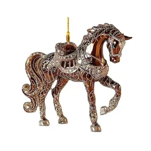 Primer plano detallado de un adorno de caballo galopando con acentos brillantes