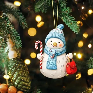 Detail des Schneemann-Acrylanhängers mit Stock und Tasche am beleuchteten Weihnachtsbaum