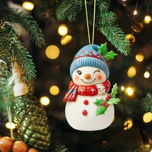 Detailansicht eines süßen Schneemann-Anhängers aus Acryl an einem Weihnachtsbaum.