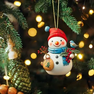 Detailansicht eines niedlichen Acryl-Schneemanns an einem festlichen Weihnachtsbaum