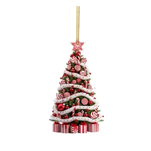 Detailansicht des Weihnachtsbaumschmucks mit Pfefferminzmustern und Geschenkboxen