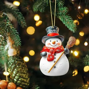 Detailansicht eines süßen Schneemann-Anhängers an einem Weihnachtsbaum mit Lichtern.