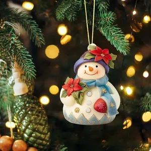 Detailansicht eines Acryl-Schneemann-Weihnachtsanhängers mit festlichen Bokeh-Lichtern