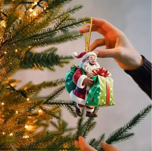 Detailansicht eines Weihnachtsmann-Anhängers an einem festlichen Weihnachtsbaum mit Lichterkette