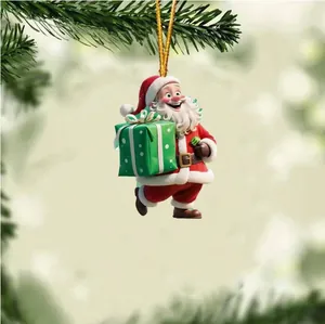 Detaillierte Ansicht eines flachen Weihnachtsmann-Ornaments an einem Weihnachtsbaum