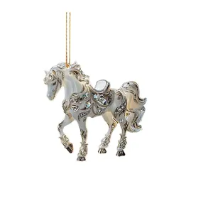 Elegante adorno colgante de caballo en acrílico blanco y dorado para decoración y regalos.