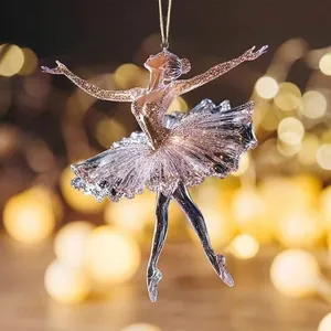 Vue détaillée d'un ornement de ballerine en acrylique scintillant pour les fêtes