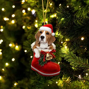 Γιορτινός σκύλος Beagle σε κόκκινο χριστουγεννιάτικο στολίδι κάλτσας σε δέντρο με φώτα