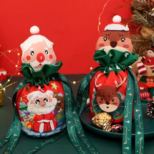 Twee feestelijke kerstcadeauzakjes met trekkoord, kerstman- en rendierontwerpen