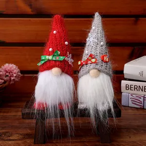 Handgefertigte rote und graue Weihnachts-Gnom-Puppen für festliche Tisch- und Hausdekoration