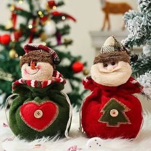Sacchetti regalo di Natale in maglia con pupazzo di neve e Babbo Natale a fumetti