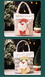Close-up van roze en grijze kerstcadeauzakjes met kerstman-motieven en pluchen randen.