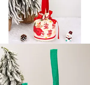 Vista dettagliata di un sacchetto regalo di Natale in tela con motivo di pan di zenzero