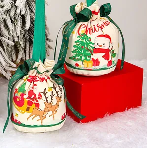 Vista dettagliata di sacchetti regalo di Natale in tela con coulisse e motivi