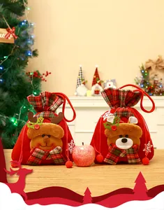 Rode kerstcadeauzakjes met pluche rendier en beer en geruite trekkoordsluiting