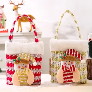 Twee feestelijke kerst sneeuwpop cadeauzakjes met pluche rand voor lekkere snoepjes.