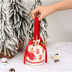 Dettaglio di un sacchetto regalo di Natale in tela con omino di pan di zenzero