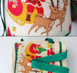 Vista ravvicinata del sacchetto regalo di Natale in tela con motivi natalizi.