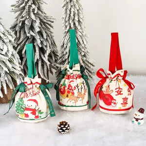 Set di tre sacchetti regalo di Natale in tela con stampe di Babbo Natale e pupazzo di neve