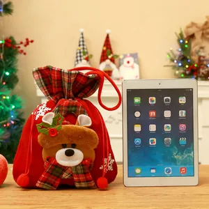 Feestelijke rode kerstcadeauzak met pluche beerontwerp en handige trekkoordsluiting