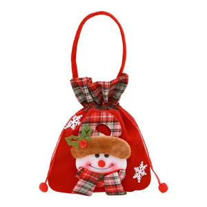 Rode kerstcadeauzak met trekkoord en schattige pluche sneeuwpop decoratie voor snoep