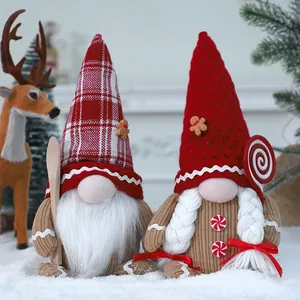 Incantevole set di due gnomi di Natale senza volto con decorazioni a tema omino di pan di zenzero.