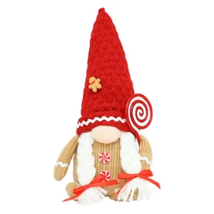 Festoso gnomo di Natale senza volto a tema pan di zenzero con cappello rosso