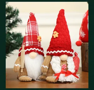 Primo piano di adorabili gnomi natalizi con cappelli rossi e ciondoli a forma di pan di zenzero