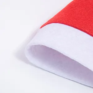 Primo piano della trama in feltro rosso e bianco di un classico cappello di Babbo Natale