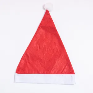 Classico cappello di Babbo Natale rosso e bianco per decorazioni festive e feste di Natale