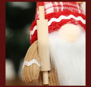 Dettaglio dello gnomo di Natale pan di zenzero con mattarello in legno