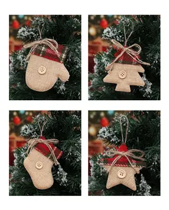 Set d'ornements de Noël en toile de jute en forme d'arbre, de bas, d'étoile et de moufle.
