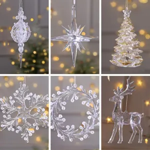 Detalle de varios adornos navideños de acrílico transparente en formas festivas