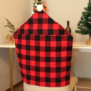 Weihnachts-Stuhlhusse mit rot-schwarzem Karomuster und weißem Bommel-Detail