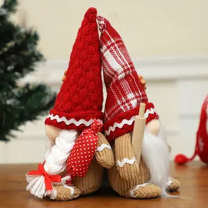 Coppia di adorabili gnomi natalizi in peluche stile pan di zenzero per decorazioni festive