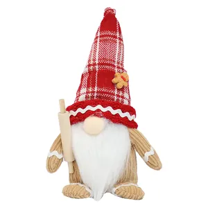 Gnomo di Natale di pan di zenzero in peluche con mattarello e cappello