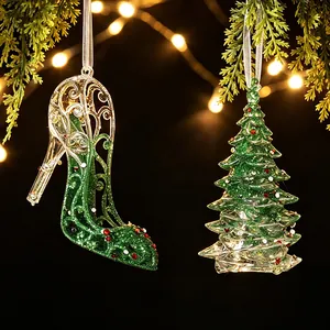 Adornos colgantes verdes con purpurina en forma de tacón alto y árbol de Navidad