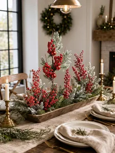 Detailansicht der festlichen Weihnachts-Rotbeeren-Zweige und Kiefernzapfen-Deko