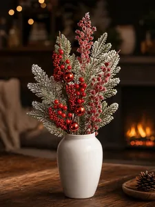 Detail von weihnachtlichen roten Beeren und gefrosteten Tannenzweigen in einer Vase