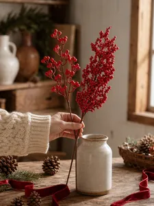 Detailaufnahme von künstlichen roten Beerenstielen für rustikale Weihnachtsdeko