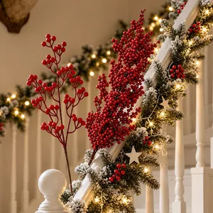 Vivaci bacche rosse artificiali natalizie per decorazioni floreali festive in casa