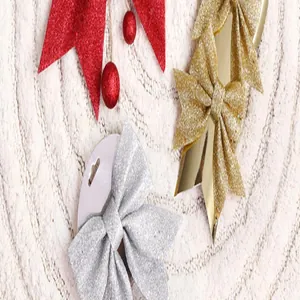 Detailopname van glitterende rode, gouden en zilveren kerststrikken voor feestdecoratie
