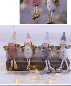 Nahaufnahme von vier süßen Plüsch-Weihnachtsengeln auf einem antiken Buch.
