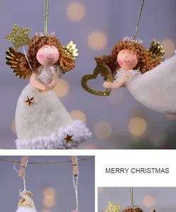 Nahaufnahme von Plüsch-Weihnachtsengeln mit goldenen Flügeln und Aufhängebändern.