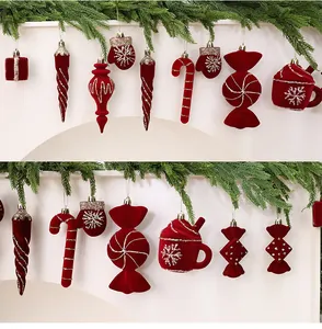 Detailansicht von burgunderroten Samt-Weihnachtsschmuck mit silbernen Glitzermustern