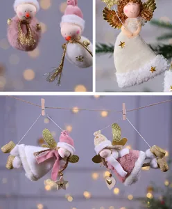 Detailansicht niedlicher Weihnachtsengel- und Schneemann-Anhänger mit goldenen Flügeln
