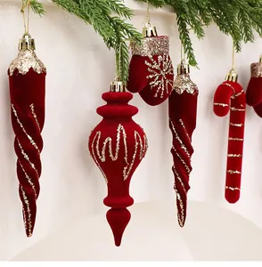 Detailansicht weinroter beflockter Weihnachtsanhänger mit funkelnden Goldglitzer-Akzenten.