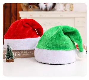 Dettaglio dei cappelli natalizi in morbido peluche corto di alta qualità in rosso e verde