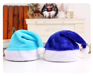 Vista dettagliata di cappelli natalizi in peluche blu chiaro e blu reale con bordo.